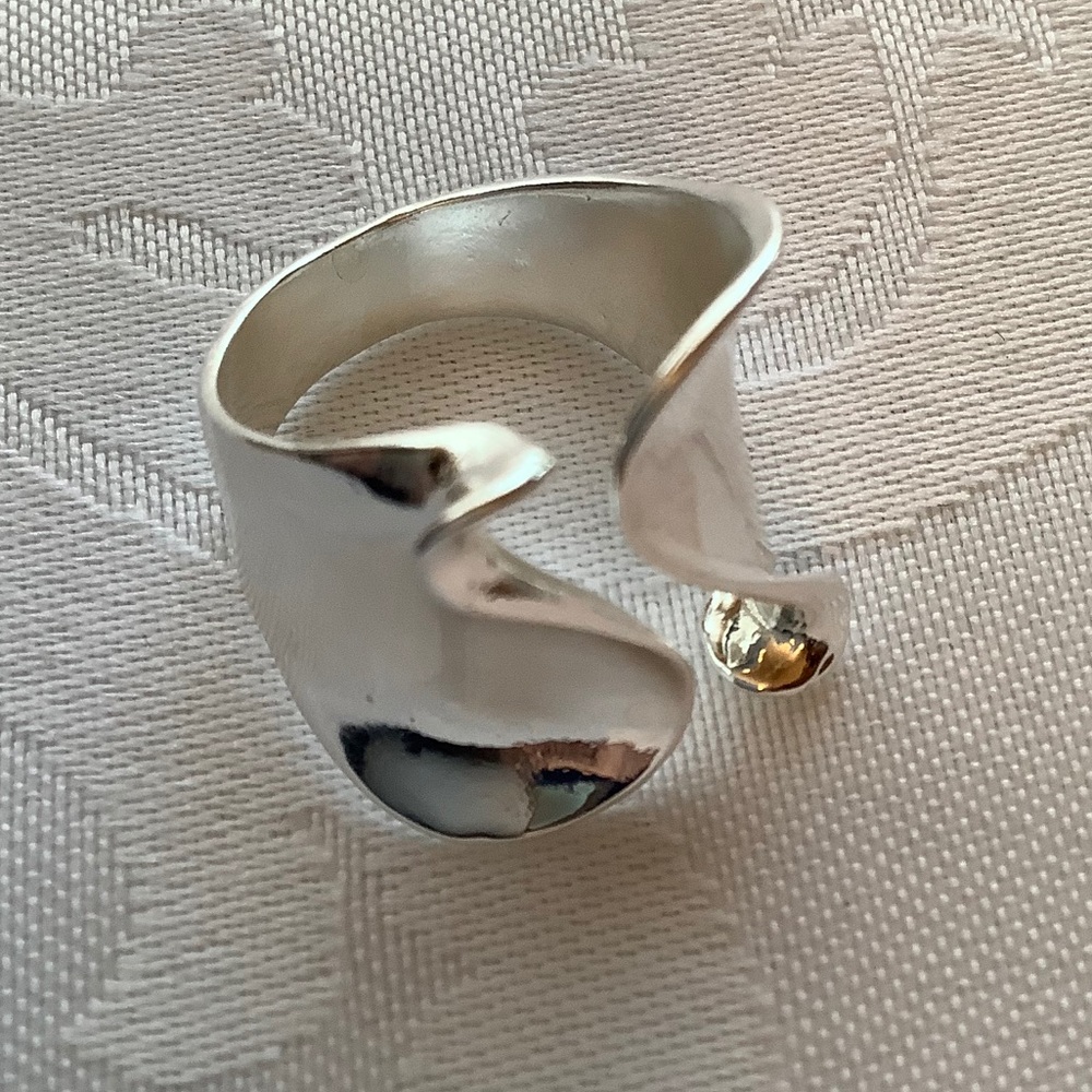 Bright polished silver ring, unique, Adjustable size 6-8 - Picture 6 of 9